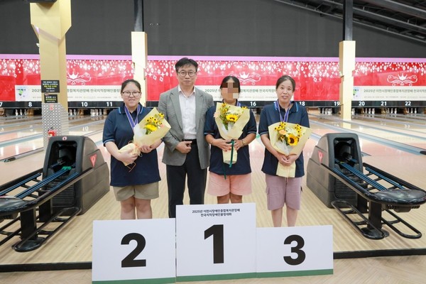 파주시장애인종합복지관은 지난 12일 '이천시장애인종합복지관배 제12회 전국지적장애인볼링대회' 생활체육 여자부문에 출전해 각 2,3위를 차지하며 쾌거를 이뤘다.