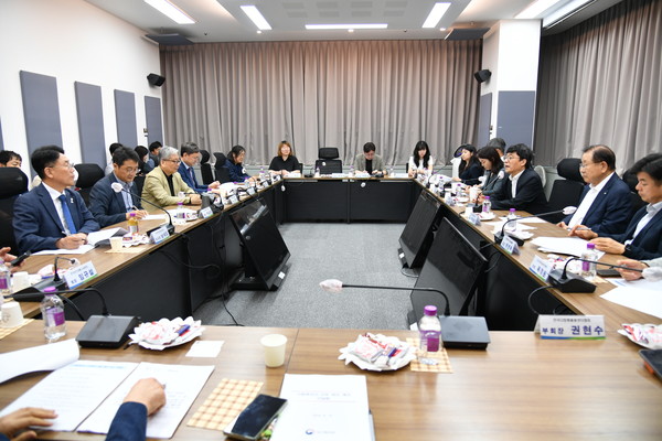 보건복지부와 민간 사회복지단체가 지난 19일 한국사회복지회관에서 '사회복지종사자의 근무여건 개선 방안 논의 간담회'를 개최했다.