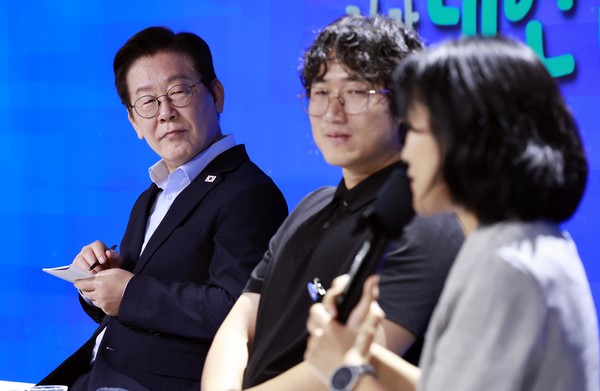 이재명 대통령이 19일 서울 마포구 구름아래 소극장에서 열린 2030 청년 소통·공감 토크콘서트에서 참석자 발언을 듣고 있다. [사진=뉴시스]