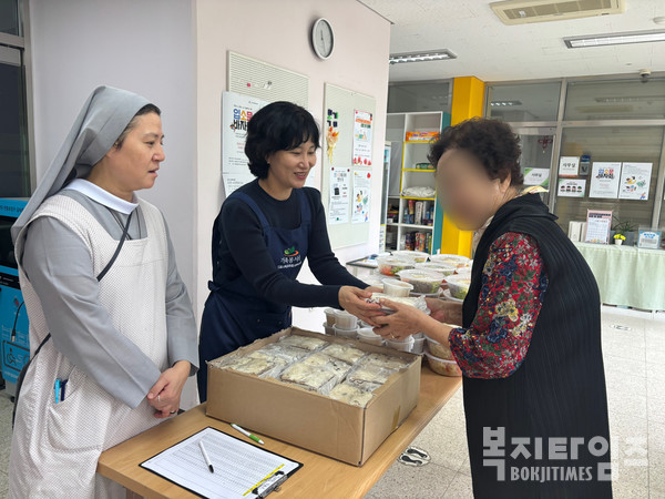 시흥시목감종합사회복지관 목감복지센터는 지난 11일 지역 내 65세 이상 어르신 119명을 초청해 따뜻한 식사를 나누는 ‘소식통 활동’을 진행했다.