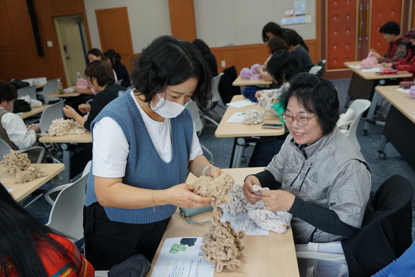 제주특별자치도사회복지협의회가 진행한 하반기 이해관계자 교육에 참석한 자원봉사자의 모습.