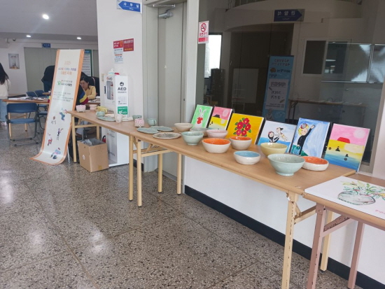 사회복지법인 브니엘 서귀포시사랑원이 지난 25일 안덕생활체육관에서 열린 2025년 작품전시회 '베라벨거 다하는 사람들'에 참여해 생활인들의 예술 활동 성과를 지역사회와 공유하는 뜻깊은 시간을 가졌다.