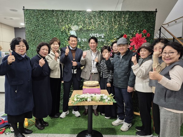 신정종합사회복지관은 지난 21일 60세 이상 어르신들을 위한 프로그램인 금다래학당의 한 해 성과를 공유하는 '꽃을 담은 우리의 이야기, 신정 花(화)담' 송년발표회를 개최했다.