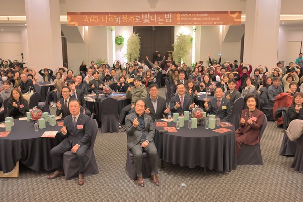 지난 27일 인천시사회복지협의회가 그랜드오스티엄에서 '2025 나눔과 봉사로 빛나는 밤'(감사의 밤) 행사를 개최하고, 한 해 동안 나눔과 봉사에 앞장선 후원자와 자원봉사자들에게 감사와 격려를 전했다.