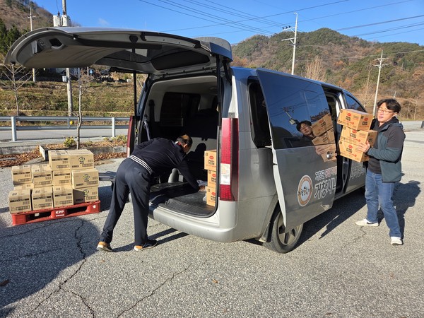 관내 복지시설에 전달할 후원물품을 싣고 있다.