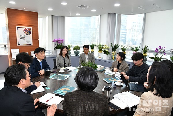 김현훈 한국사회복지협의회장(왼쪽 두 번째)과 김중현 배달의민족 지속가능경영센터장(오른쪽 세 번째) 등 양측 주요 관계자들이 17일 협의회에서 간담회를 열고 플랫폼 데이터를 활용한 고독사 위험군 발굴 등 ‘데이터 복지’ 실현 방안을 논의하고 있다.