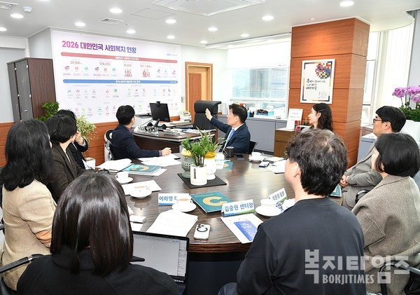 김현훈 한국사회복지협의회장이 17일 협의회를 방문한 배달의민족 관계자들에게 우리나라 사회복지 현황과 협의회의 주요 사업체계에 대해 설명하며 플랫폼 기술과의 유기적 연결 필요성을 강조하고 있다.
