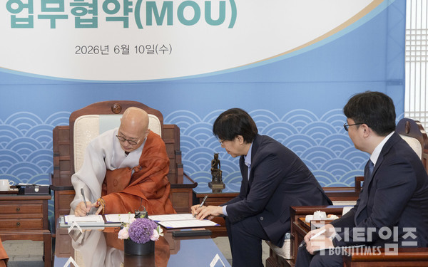 진우스님&nbsp;대한불교조계종 총무원장(왼쪽)과 정은경 보건복지부장관이 '가족보듬' 사업 업무협약서에 서명을 하고 있다.(사진제공=보건복지부)