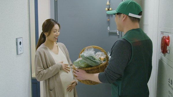 친환경 농산물 꾸러미 건네받는 임산부. (사진=전남도 제공) *재판매 및 DB 금지