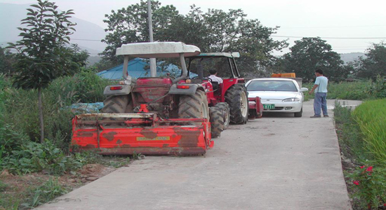 역시 지역주민들이 농기계와 자동차를 동원해 공사진입로를 막아서고 있다.