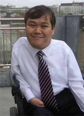 윤두선 한국장애인자립생활센터협의회 회장은 장애를 딛고 중증장애인들의 권리를 위해 헌신하고 있다.