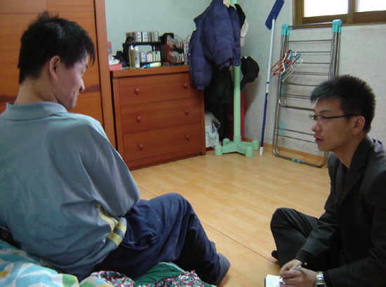 김수현 씨가 가장 역점을 두고 펼치는 사업은 바로 중증장애인들을 자립생활 지원. 장애를 딛고 일어선 그이기에 더욱 애착이 가는 일이기도 하다.