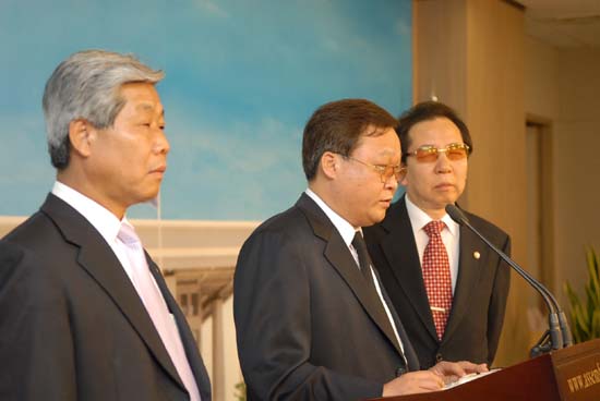 나종천 회장(가운데)과 정화원 의원(오른쪽)이 이번 사태의 문제해결을 촉구하는 기자회견을 갖고 있다.