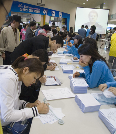 서울시와 한국장애인고용촉진공단이 마련한 장애인취업박람회에는 6000여명의 장애인이 참가, 취업열기를 내뿜었다.