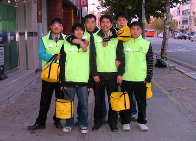 정신장애인들과 함께 밑반찬 배달 자원봉사에 나선 이진욱 사회복지사. 밑반찬 나누기 봉사활동은 2005년 10월부터 지금까지 꾸준히 계속되고 있다. 