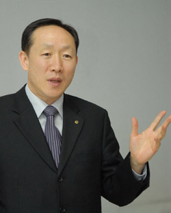 김철중 한국노인복지시설협회장은 장기요양보험제도의 안착을 제1의 과제로 꼽았다.