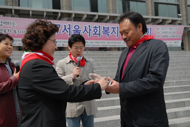 공식행사에 앞서 양경자 회장이 가수 김흥국(오른쪽)에게 협의회 발전에 기여한 데 감사하는 의미로 감사패를 수여하고 있다. 감사패는 가수 이자연 씨도 함께 받았다. 
