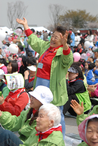 가수들의 공연이 펼쳐지자 행사에 참가하신 한 어르신이 흥에 겨워 즐거운 춤을 추고 있다. 