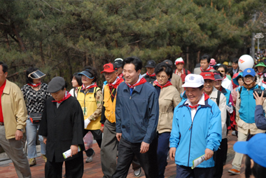 당초 격려사만 하고 돌아가려 했던 오세훈 서울시장은 일정을 바꿔 시민들과 함께 걷기대회에 나섰다. 