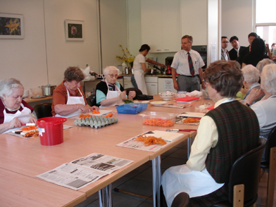 스위스 노인복지시설에서 생활하고 있는 할머니들이 요리를 배우고 있다.