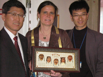 '삼할'을 방문한 후 수상자를 대표해 김수현 서부장애인복지관 팀장(오른쪽)과 정호진 삼성사회봉사단 국장이 브리핑을 한 관계자에게 기념품을 전달했다.