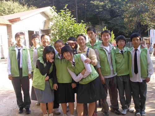 대부 청소년사랑의봉사단 학생들과 함께한 박병찬씨 (오른쪽 세번째)