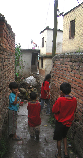 아시아 빈국 중 하나인 네팔의 뒷골목 아이들. 나눔의 시야를 세계, 특히 아시아로 돌려야 한다는 주장이 공감대를 사고 있다. 