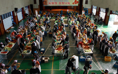 어려운 장애인가정을 위해 마련한 사랑의 김장나눔 행사에서 참가자들이 4000포기의 김장을 담그고 있다.