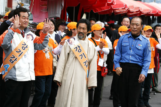 민주노동당 천영세 대표(왼쪽)가 강기갑 의원의 지원유세에 나섰다. 