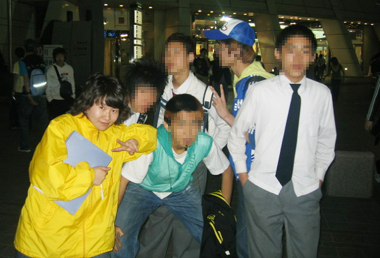 동대문 거리상담에서 만난 청소년들과 최 팀장(사진 왼쪽)