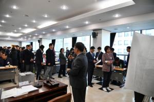 투표 차례 기다리는 한국사회복지협의회 회원들