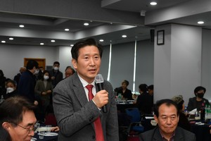 건배 제의하는 김현훈 서울특별시사회복지협의회장