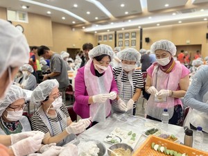 과천종합사회복지관, 지역주민들과 사랑의 송편 만들기 행사 진행