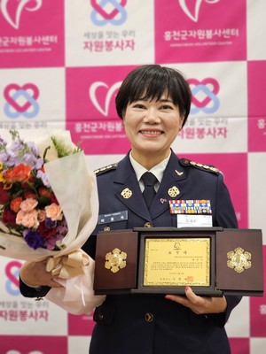 [포토]박홍숙 홍천여성의용소방대장 등 봉사활동 기여 홍천군수표창 수상