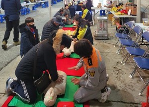 [포토]홍천여성의용소방대, 홍천 축제장에서 119안전 체험장 진행