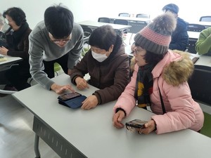송도노인복지관, 노인일자리 '스마트폰실버강사' 참여자 디지털 교육 진행