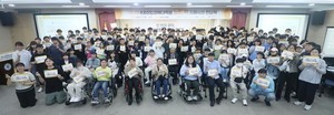 한국장총·KB국민은행, 신입 장애대학생 144명에 최신형 노트북 전달