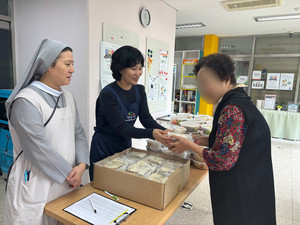 시흥시목감종합사회복지관, 가족봉사단과 함께 ‘따뜻한 밥상 나눔’ 진행