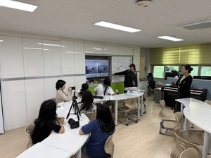 보은군노인·장애인복지관, 수한초 학생 대상 ‘충북 영상자서전’ 촬영·편집 교육