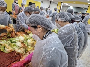 제주도농아복지관·데프렌드 봉사단, 이용자 위한 특별한 '김장나눔'