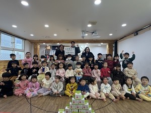 시흥 참뜰어린이집, 고사리손으로 모은 후원금...취약계층 먹거리 지원 위해 기탁