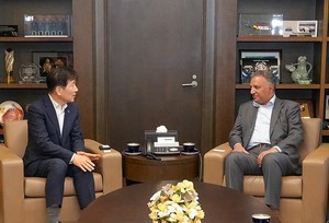 김현훈 한국사회복지협의회장–안와르 알 히즈아지 에쓰오일 CEO, 사회공헌 협력 논의 차담회