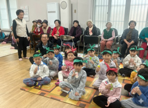 “고사리손 세배에 웃음꽃 활짝”… 양천어르신복지관, 경로당서 세대공감 설 나눔