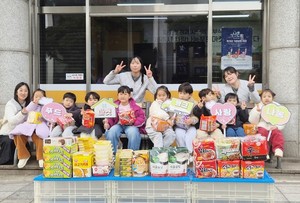 “고사리손으로 모은 정성”… KTcs루키어린이집, 이웃사랑 식료품 기탁