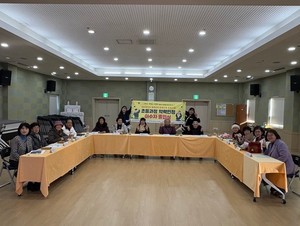 “까막눈 설움 씻고 빛나는 졸업장 품다”… 안산 부곡복지관, 만학의 꿈 결실