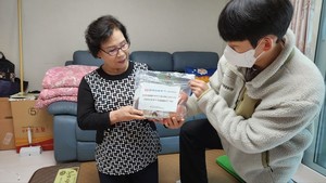 시립강동노인복지관, 취약 어르신 540명에 설맞이 ‘맞춤돌봄 KIT’ 전달