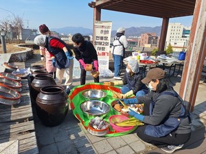 양재2동주민센터, 지역주민 참여 장 담그기·나눔 활동
